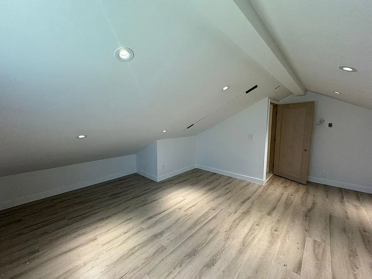 7306 Yarmouth Ave — Photo 9
