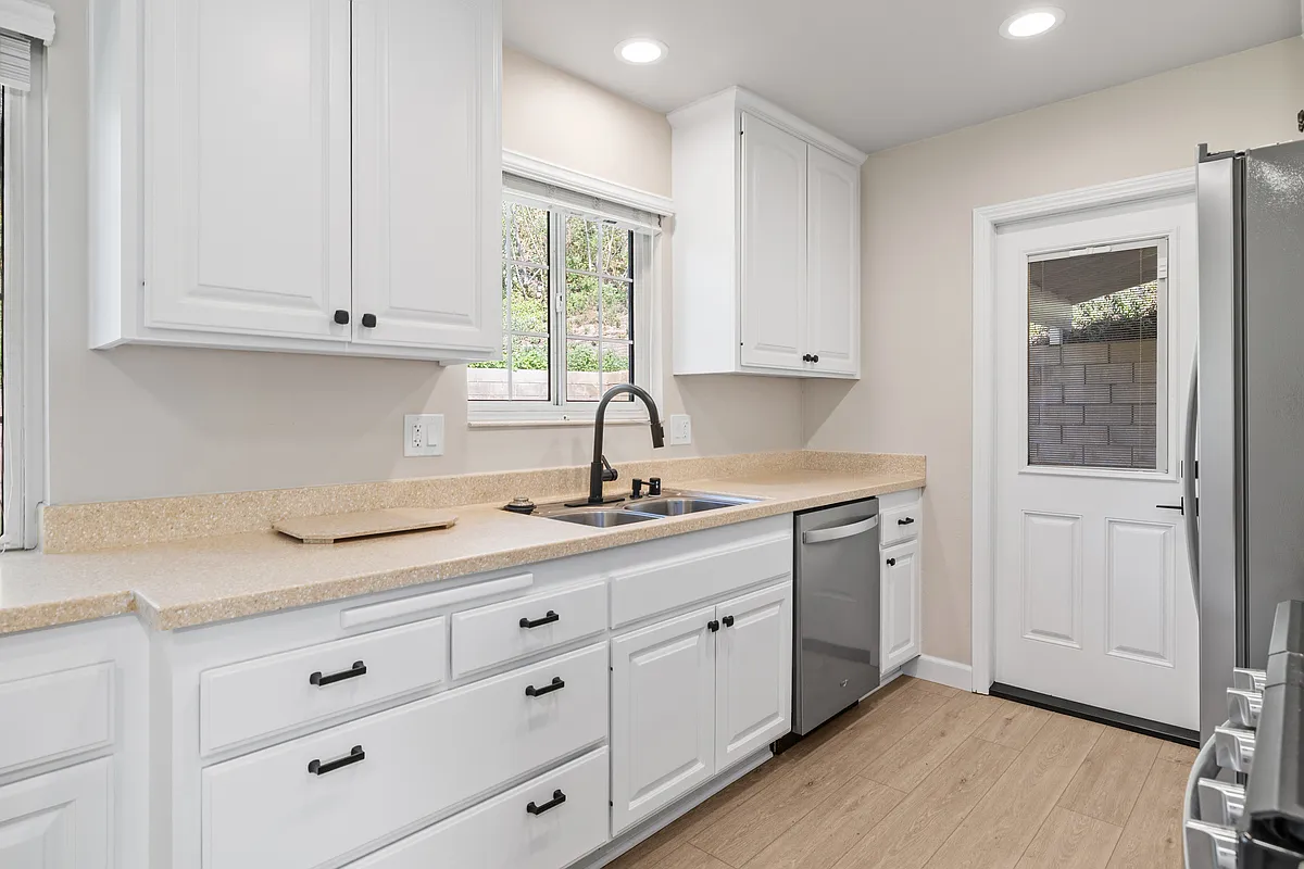 3 bed, 999 sqft, $3,450 — Photo 4