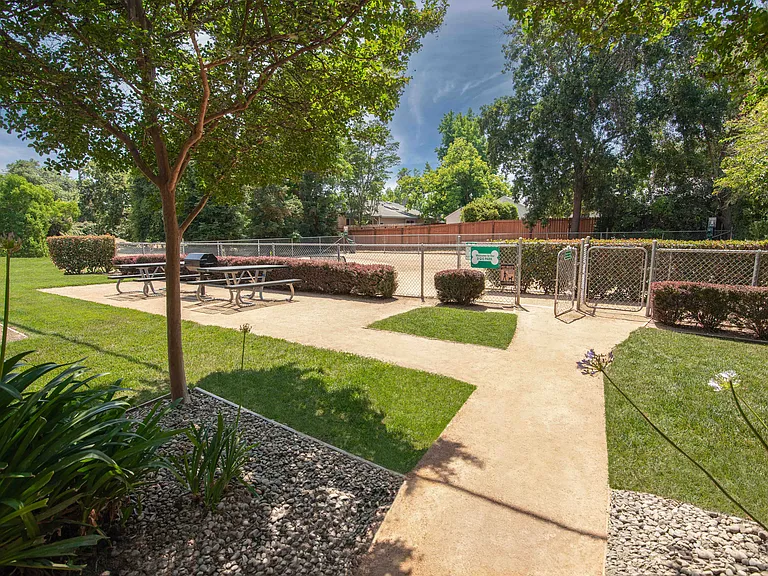 Willow Grove Apartments — Photo 16