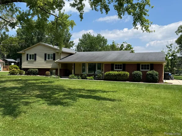 26158 Meadowview Dr, Farmington Hills, MI 48331