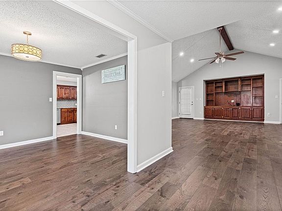 2nd image of 10500 Celeste Rd