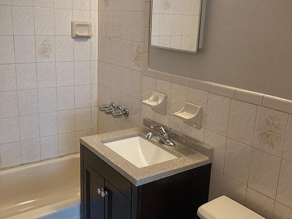 Bathroom, Toilet, Vanity/Sink.