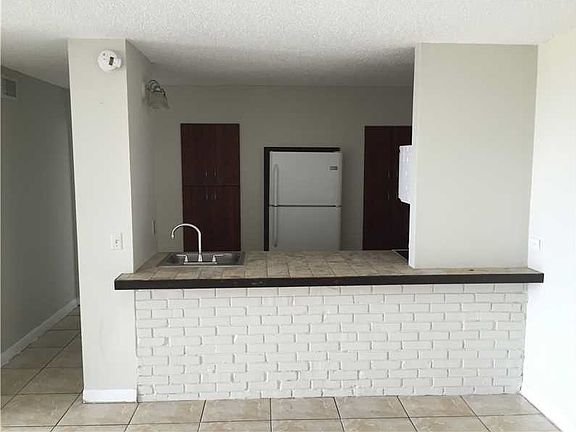 3rd image of 2075 NE 164th St APT 816