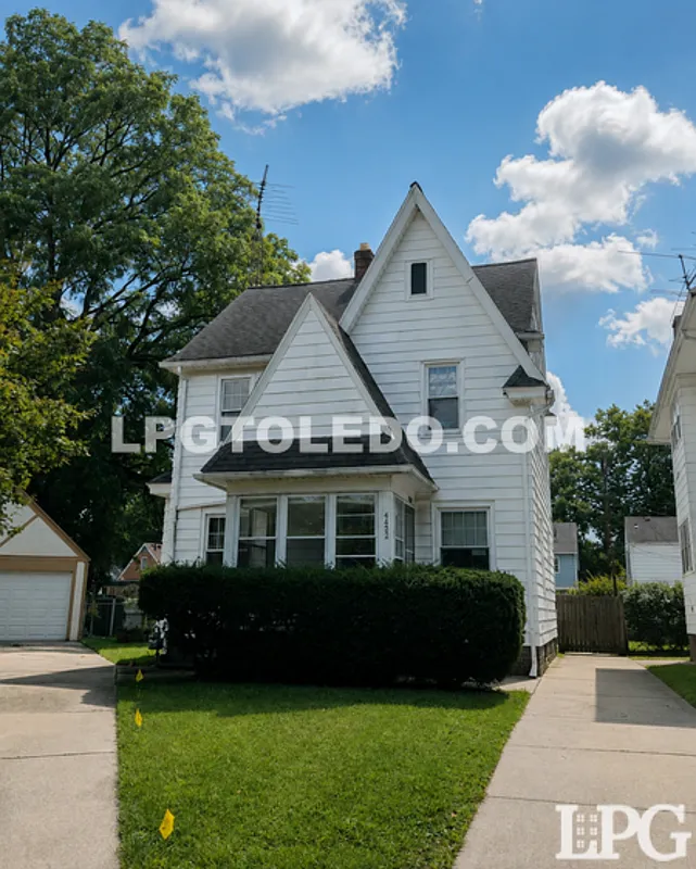 3 bed, 1.0 bath, 1185 sqft, $1,500 — Photo 1