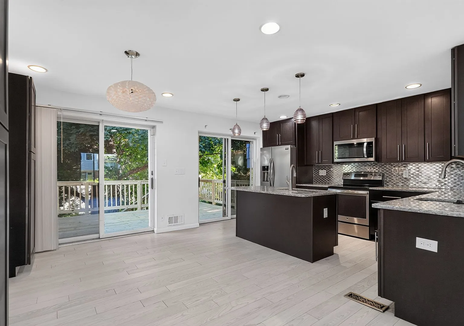 Luxury living in this bright, charming 3bd/2.5bth SF home in North Cleveland Park! — Photo 4