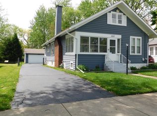 1037 5th St, Aurora, IL 60505