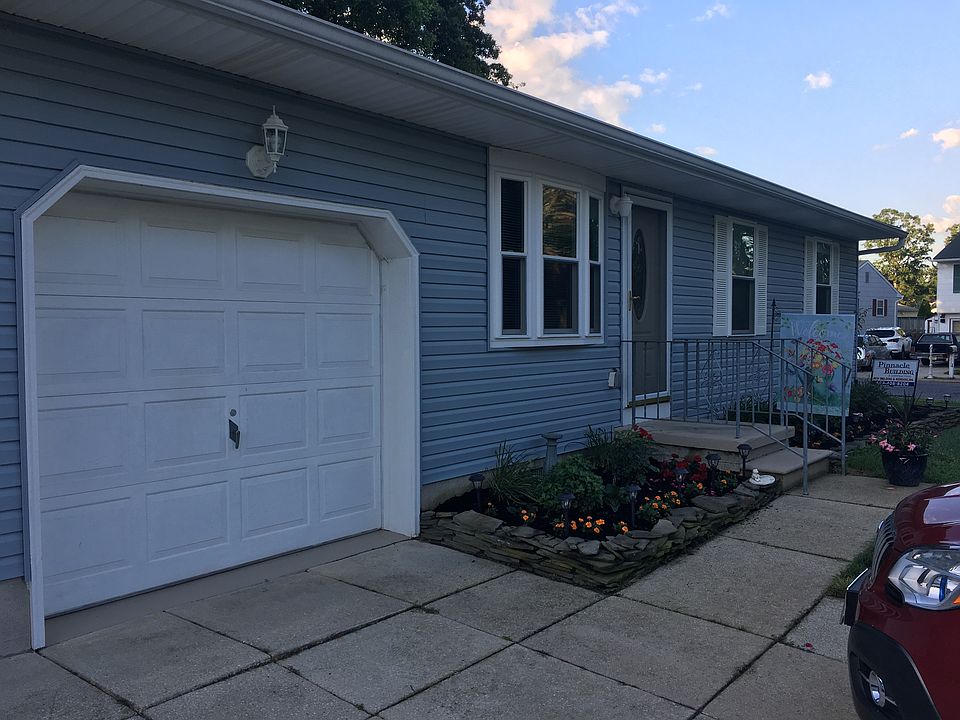 2nd image of 211 Joanne St