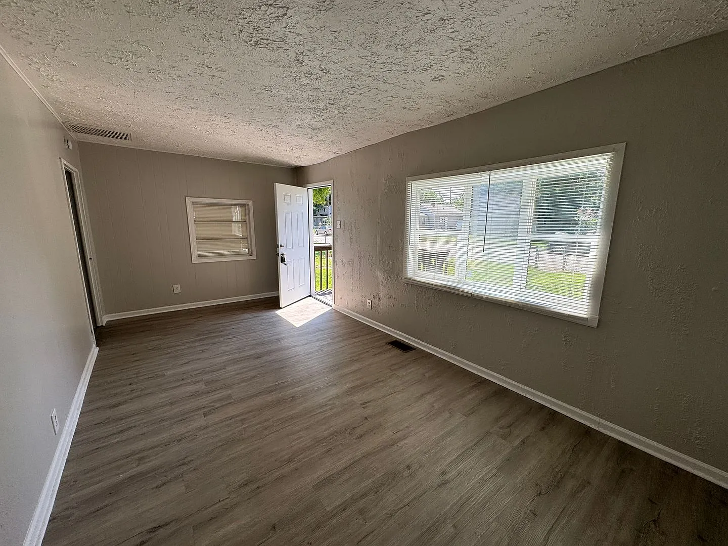 Eagledale Square 3 Bedrooms 1 Baths — Photo 4