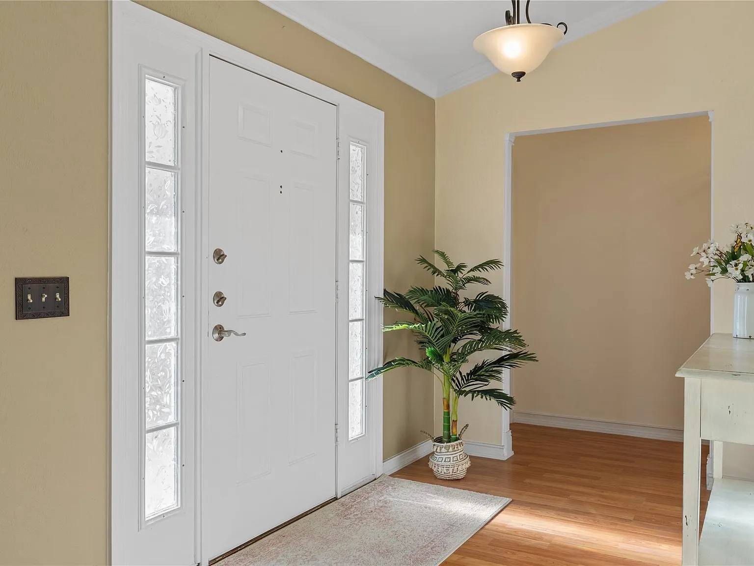 3 bed, 2156 sqft, $2,600 — Photo 2
