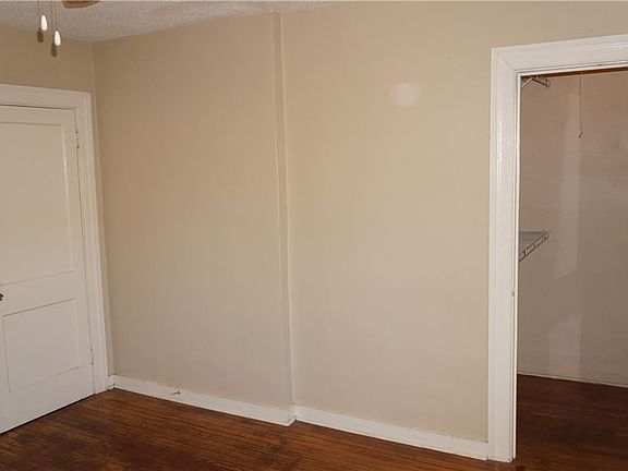 3rd image of 583 Colonial Cir SE