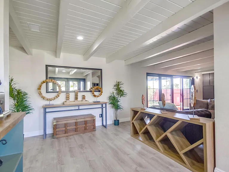Step into comfort! Our living room is the ideal space to relax and recharge.