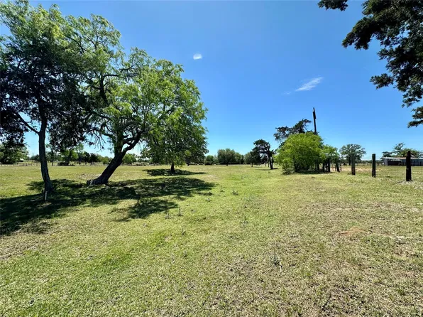 924 Highway 95 S, Smithville, TX 78957