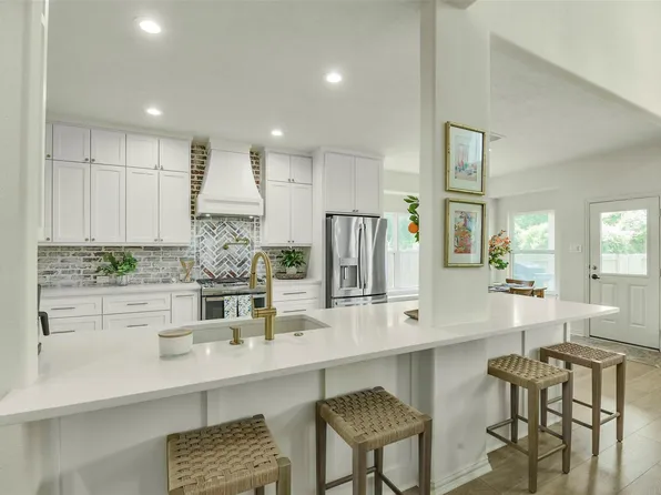 38 Hallmark Dr, Panorama Village, TX 77304