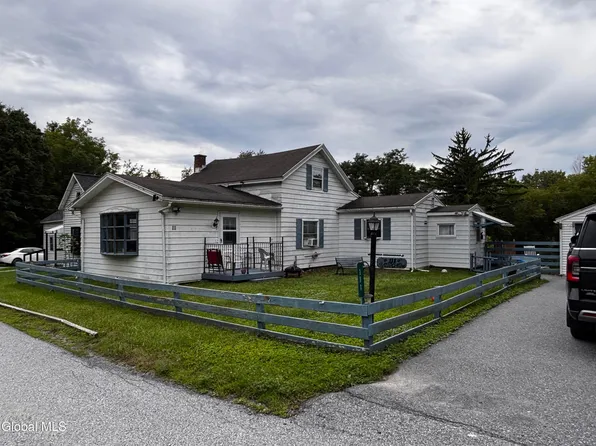 111 Railroad Ave, Hoosick Falls, NY 12090