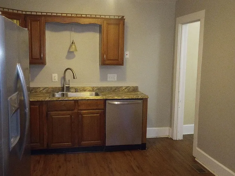 323 SE 2nd St #A — Photo 3