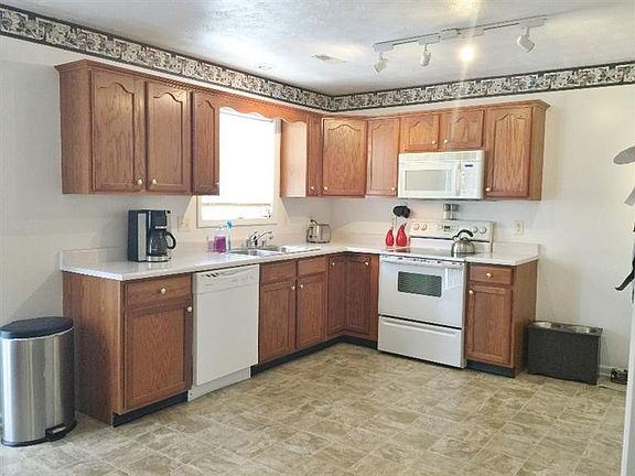 4th image of 647 Oldham Ave