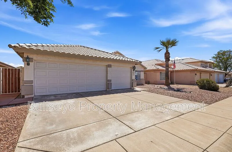 4 bed, 2.0 bath, 1899 sqft, $2,900 — Photo 3