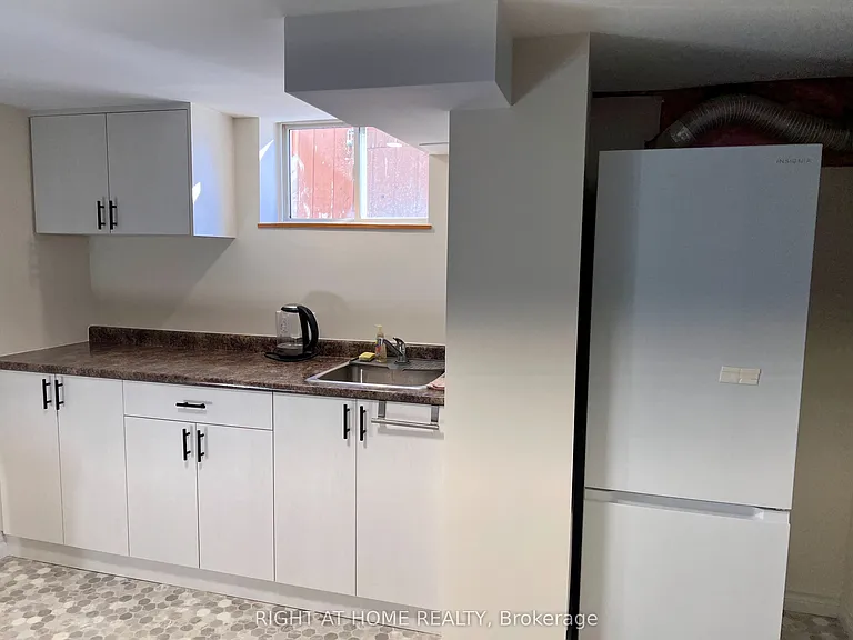2 Thorncroft Cres — Photo 8