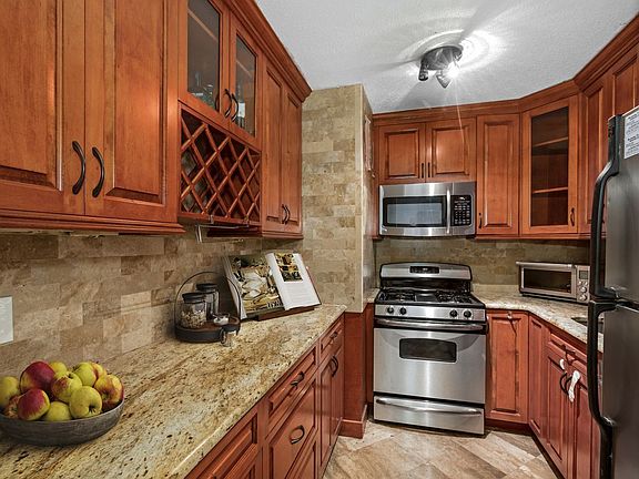 4th image of 80 Gold St #12B