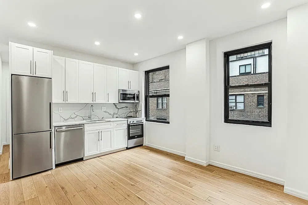 160 East 48th Street — Photo 2