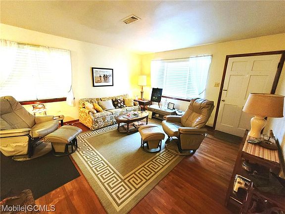 4th image of 701 Hitchcock Pl