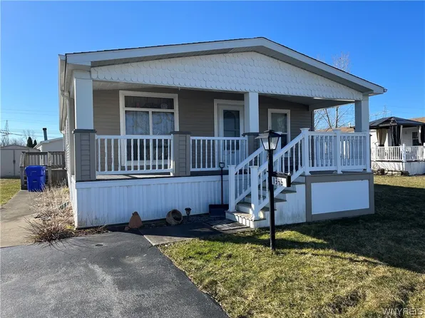 1346 Willowbrook Dr, Lockport, NY 14094