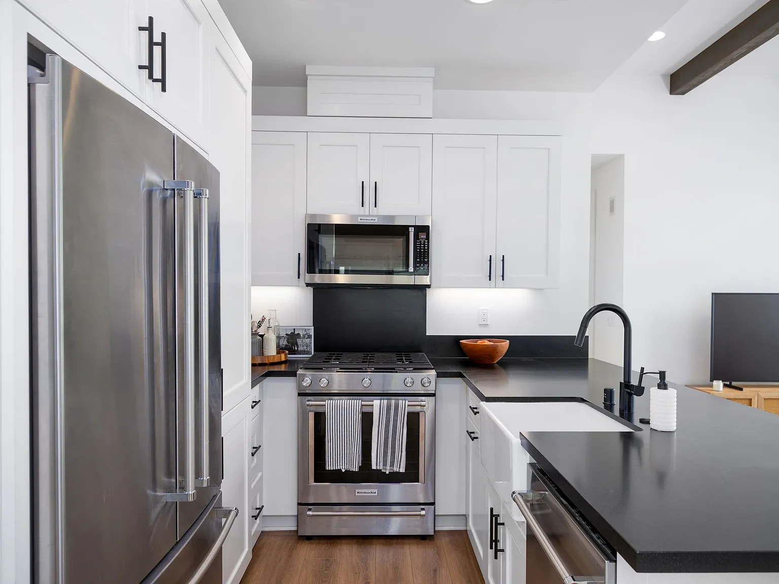 2 bed, 709 sqft, $5,500 — Photo 3