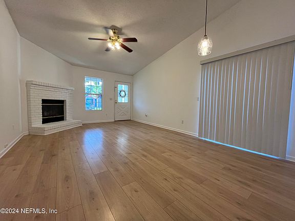4th image of 563 STAFFORDSHIRE Drive E