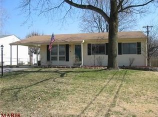2930 Foxwood Dr, Maryland Heights, MO 63043