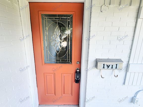 2nd image of 1911 Hillcrest Dr