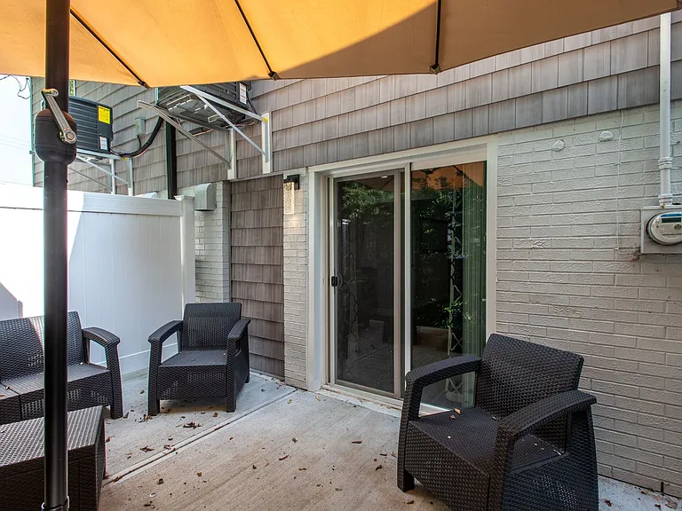 262 Irwin Pl — Photo 10