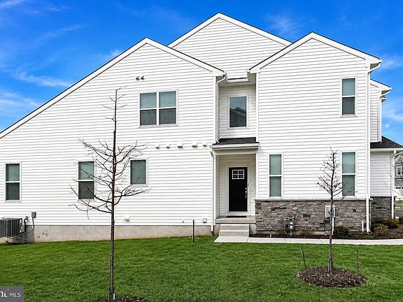 2nd image of 10 Ladbroke Dr