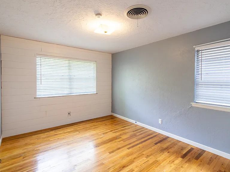 1556 Singleton Ave — Photo 11