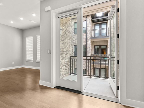 4th image of 4325 Jackson Ave #2202