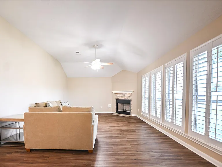 203 Colony Creek Dr — Photo 2