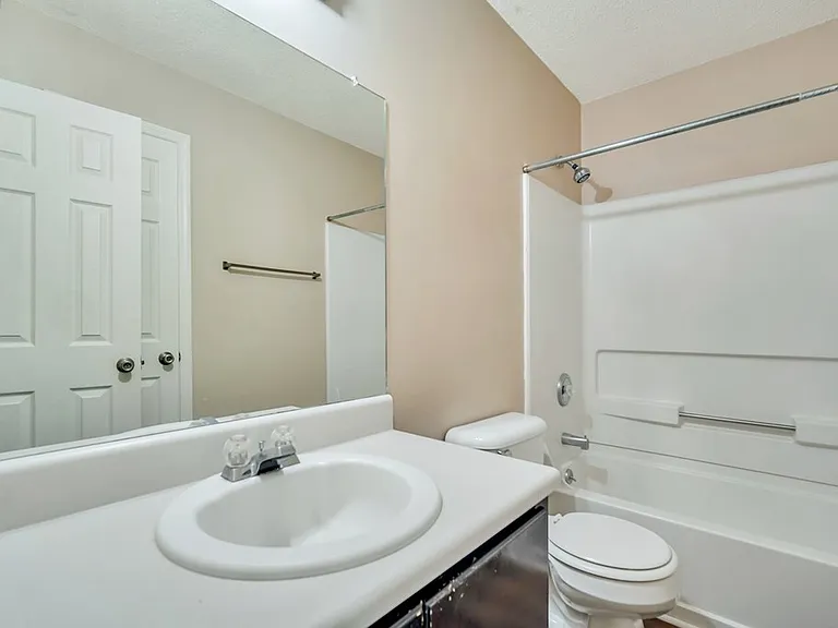 1501 Woodcrest Cir — Photo 6
