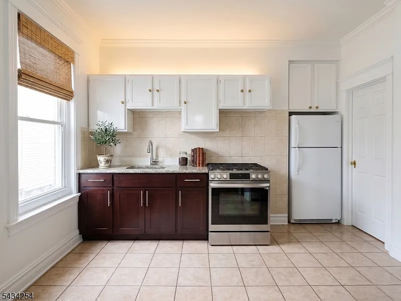 3 bed, 1.0 bath, 1100 sqft, $2,100 — Photo 4