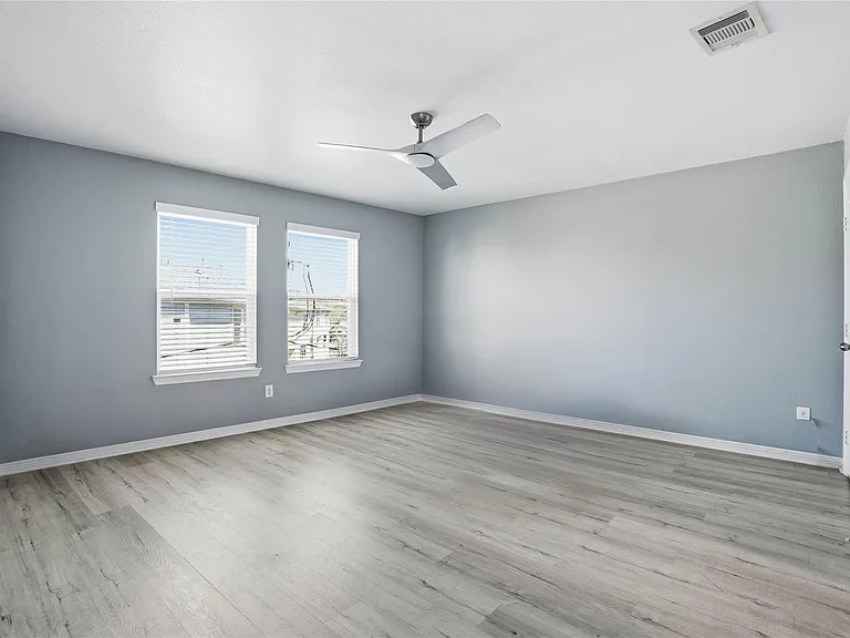 709 N Bayshore Dr — Photo 15