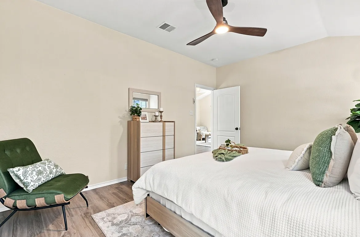 4 bed, 2.5 bath, 2127 sqft, $11,000 — Photo 3