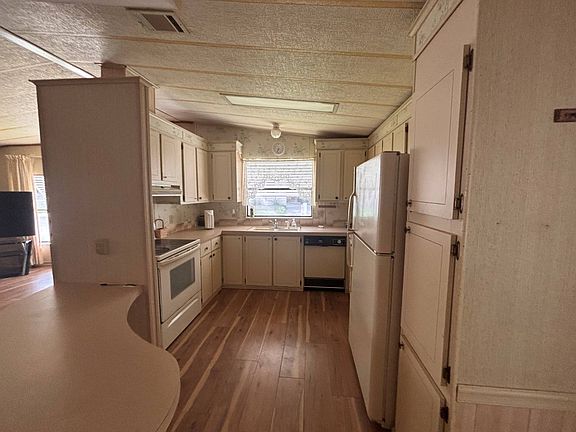 5th image of 160 Magnolia Way #51