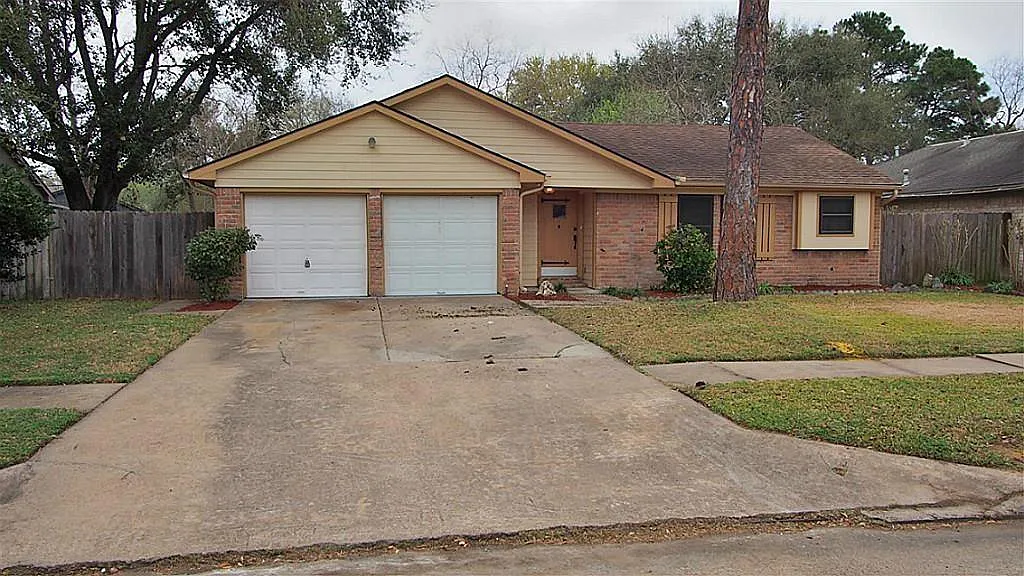 4 bed, 2.0 bath, 1739 sqft, $2,400 — Photo 1