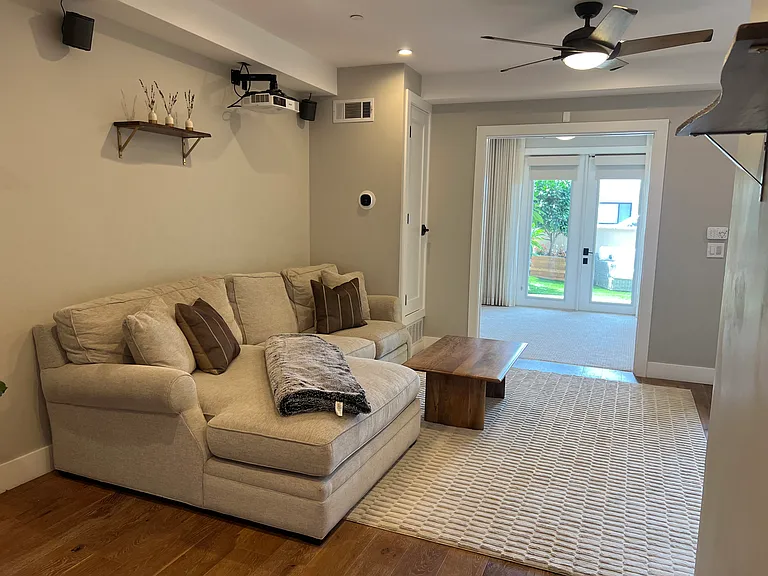 2111 Edinburg Ave — Photo 1