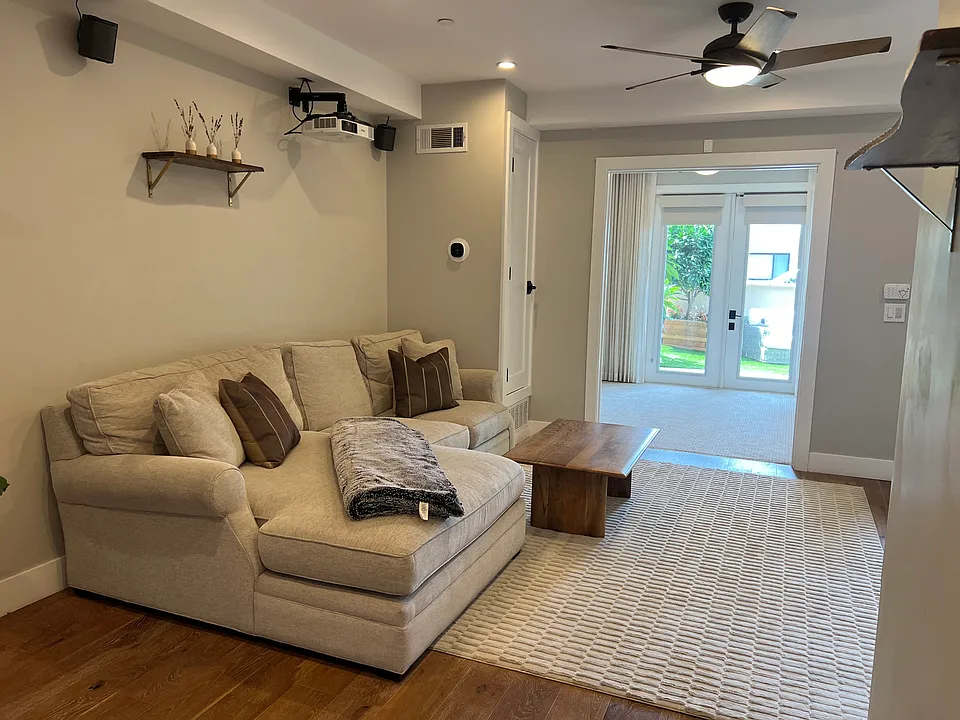 2111 Edinburg Ave