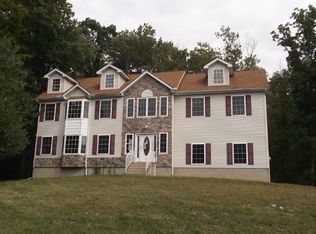 618 Wedgewood Lake Dr, Stroudsburg, PA 18360