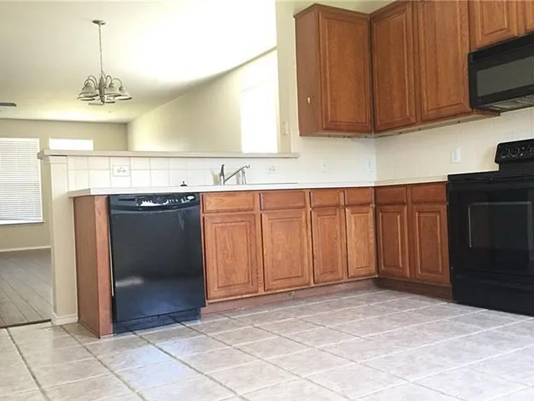 2204 Hickory Dr — Photo 8