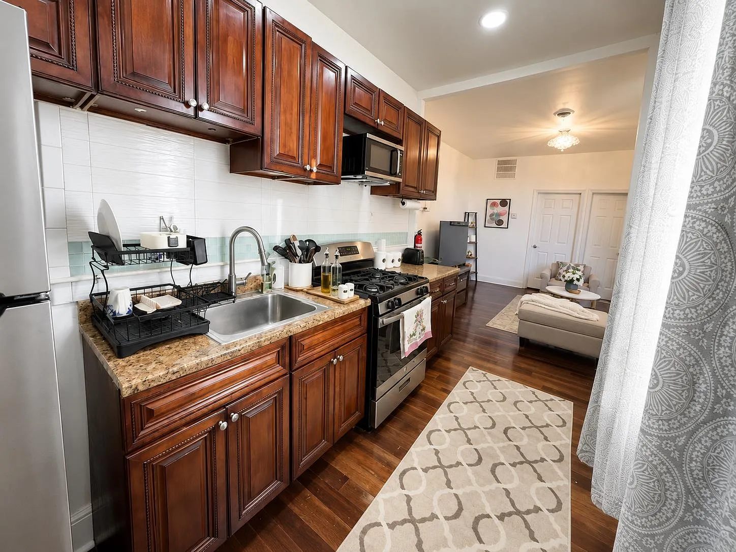 2 bed, 1.0 bath, 730 sqft, $2,100 — Photo 3
