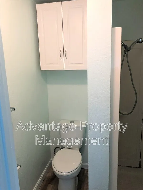 2 bed, 1.0 bath, 725 sqft, $1,300 — Photo 3