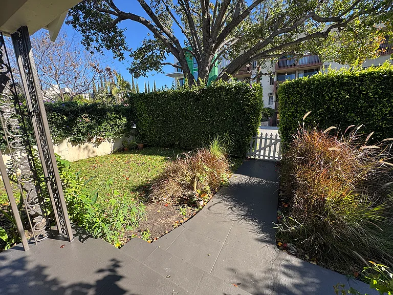 849 N West Knoll Dr — Photo 10