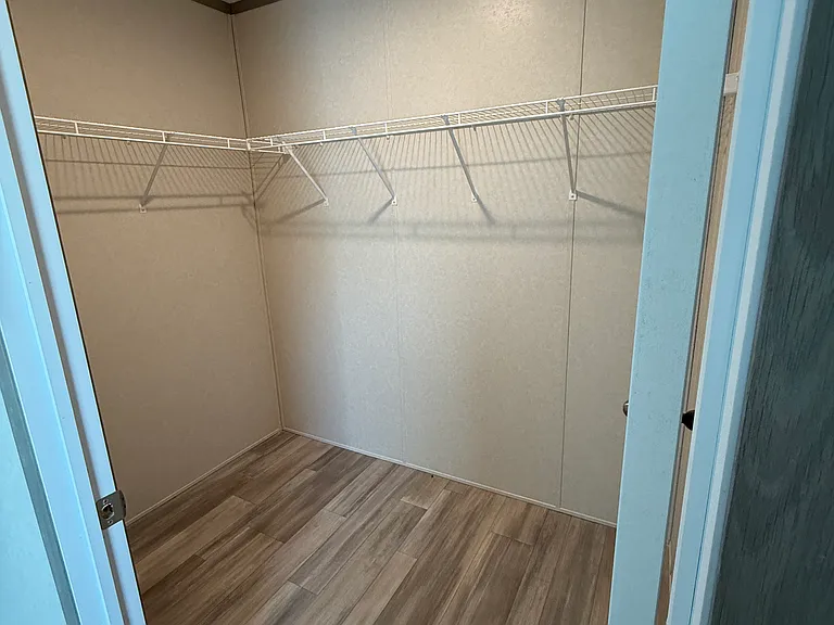 605 Larimore Cir — Photo 12