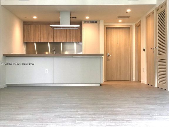 5th image of 1000 Brickell Plz Unit 2414